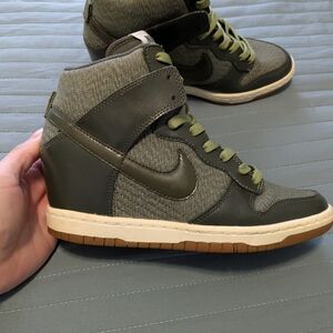 Women's Nike Dunk Sky High Khaki Gum Size 6